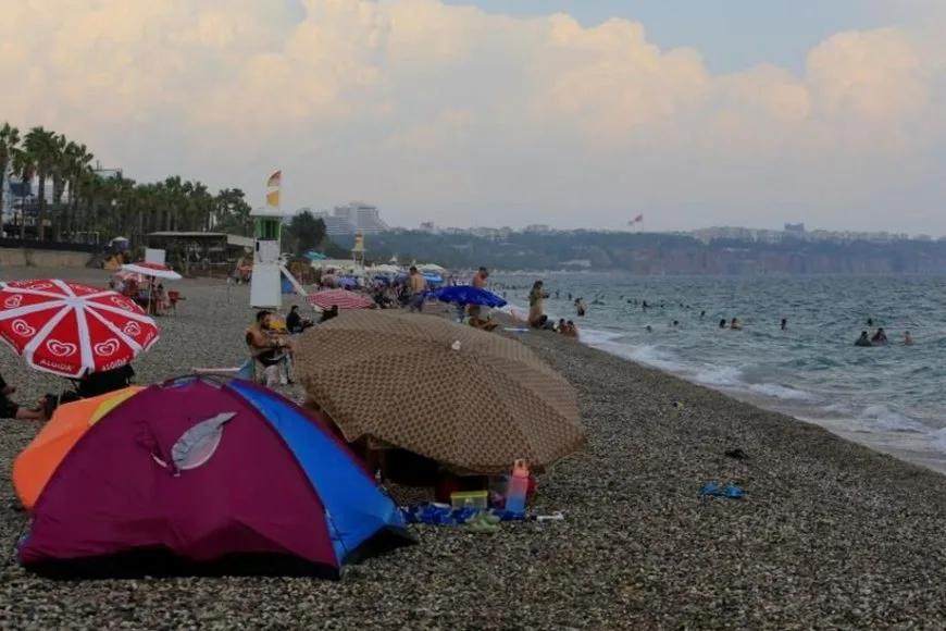 Antalya’da yağmur sürprizi: Kimi kaçtı, kimi aldırmadı