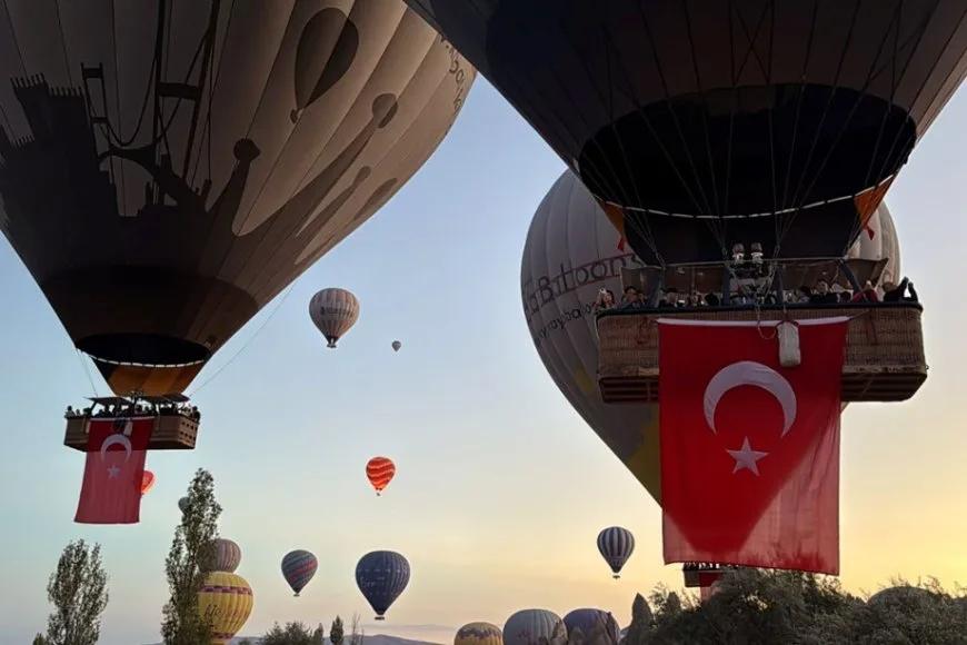 Kapadokya'da balonlar Türk bayraklarıyla uçtu