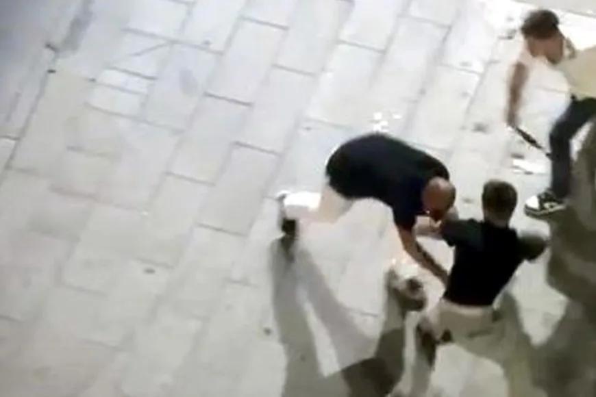 Avcılar'da bıçaklı, kemerli ve yumruklu kavga