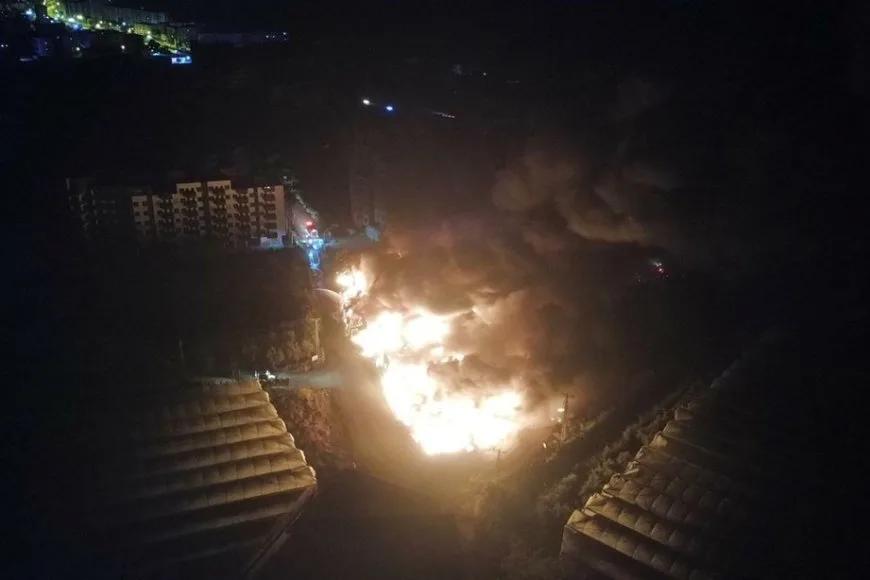 Mersin'de narenciye paketleme tesisindeki yangın söndürüldü