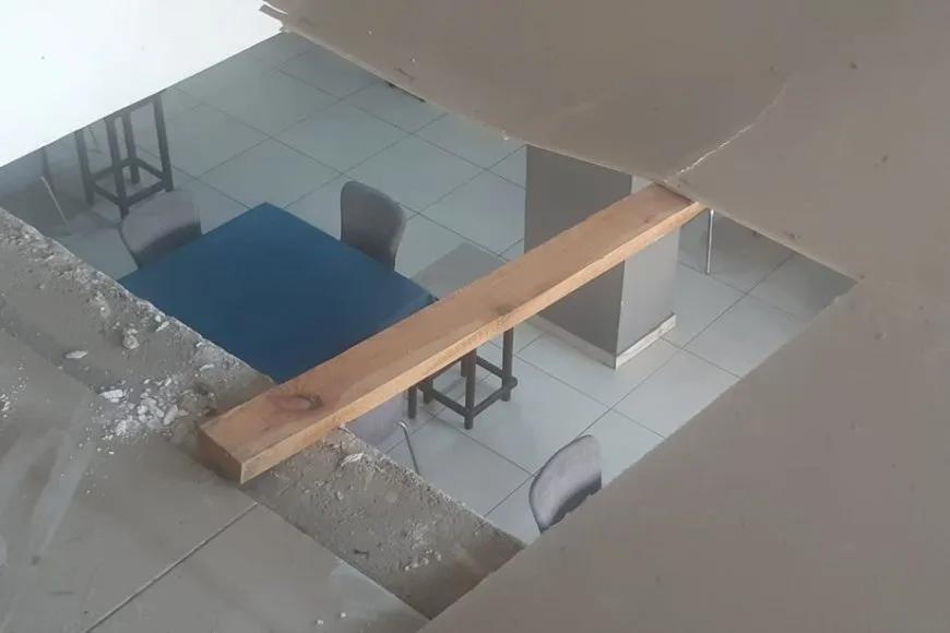 Namaz kılmak için çıktığı kıraathanenin asma katı çöktü