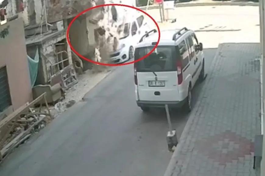 Park ettiği hafif ticari aracın üzerine 1 dakika sonra balkon göçtü
