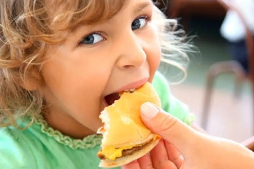 Fast Food Çocukların Ağız Diş Sağlığını Olumsuz Etkiliyor
