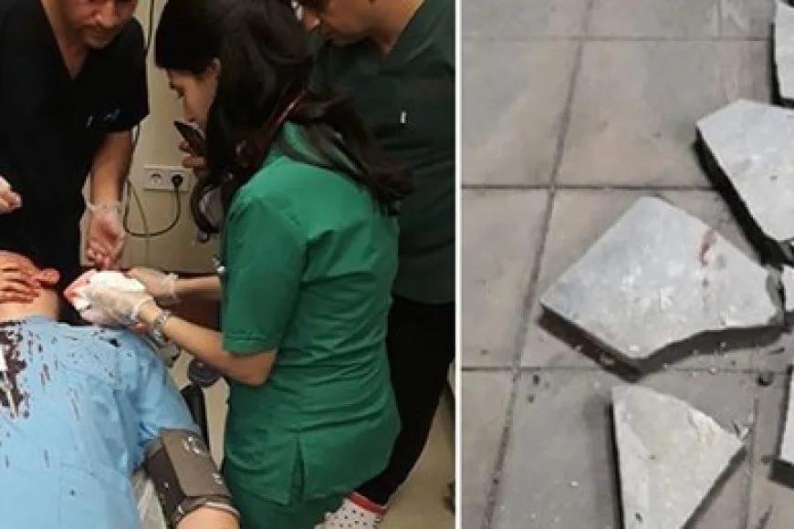 Çocuğunun Ateşi Düşmeyince Doktora Parke Taşıyla Saldırdı