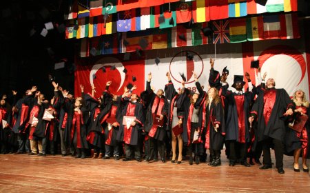 YDÜ Diş Hekimliği Fakültesi 3. Dönem Mezunlarını Veriyor