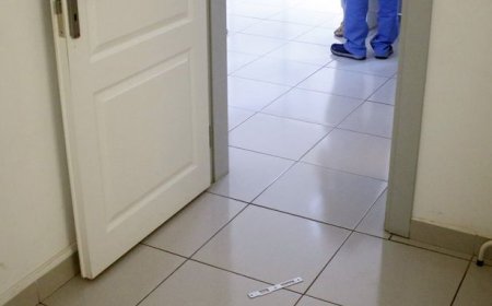 İlaç Yazmayan Doktorun Odasının Kapısını Kırıp Tehdit Ettiler