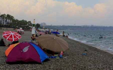 Antalya’da yağmur sürprizi: Kimi kaçtı, kimi aldırmadı