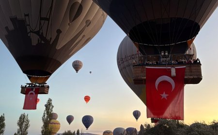 Kapadokya'da balonlar Türk bayraklarıyla uçtu