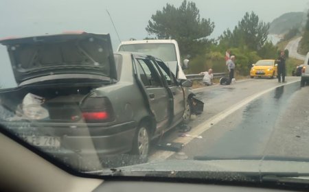 Otomobil ile ticari araç kafa kafaya çarpıştı: 7 yaralı
