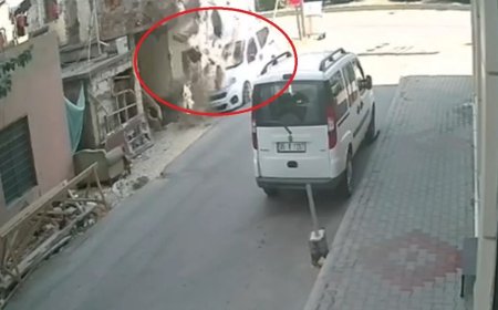 Park ettiği hafif ticari aracın üzerine 1 dakika sonra balkon göçtü
