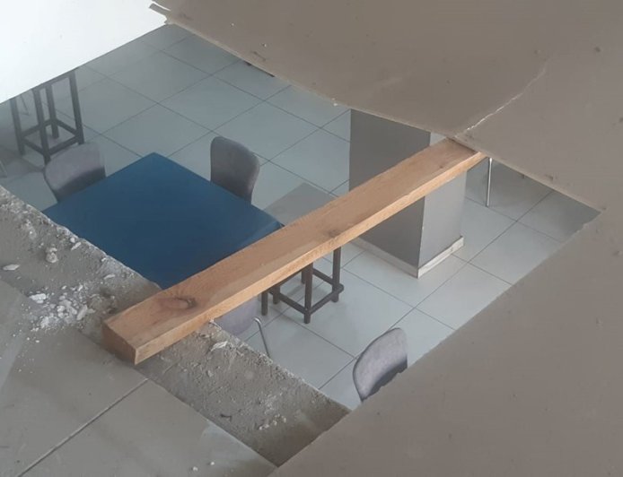 Namaz kılmak için çıktığı kıraathanenin asma katı çöktü
