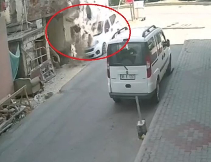 Park ettiği hafif ticari aracın üzerine 1 dakika sonra balkon göçtü